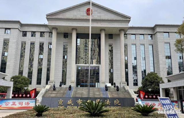 2021年,父亲烧死母亲,儿子将父亲告上法庭:求判死刑,怕他报复