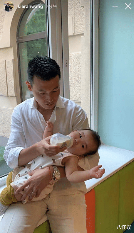 朱珠|朱珠老公晒父女合照,单手抱娃喂奶动作娴熟,王珠宝越长越漂亮