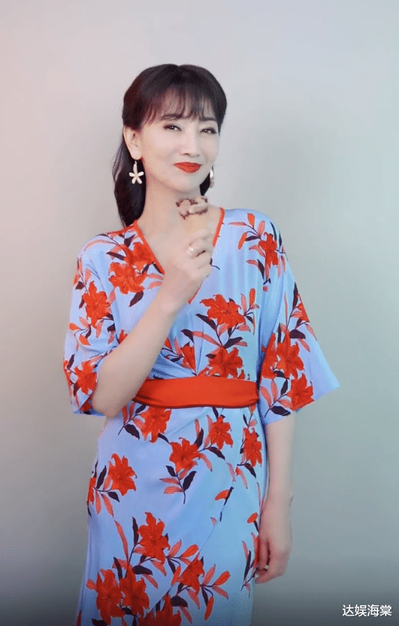 赵雅芝|68岁赵雅芝户外跑步，妆容精致健步如飞，网友感慨：说38我都信