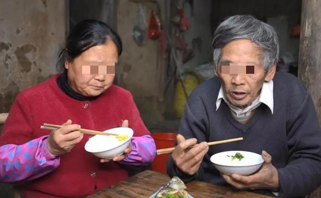 案例:58岁老汉为留后囚禁侵犯17岁少女,因对方生出女儿将其砍死