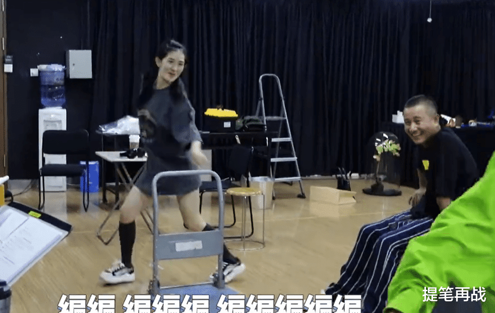 谢娜|谢娜彩排跳舞太卖力！动作太大露半截打底裤，一旁文章笑到直不起腰