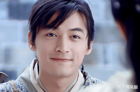 胡歌|胡歌新剧路透曝光，与导演对戏心情好，上衣扎裤腰里年代感十足