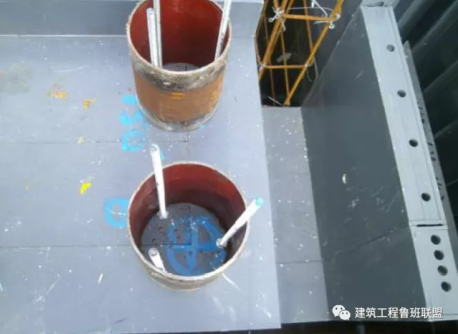 土建采用铝模、装配式施工时，机电如何配合预埋？