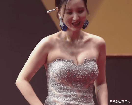 金·卡戴珊|骨折、露屁股、挤出赘肉！7位女星硬挤小一号礼裙，看得我好尴尬