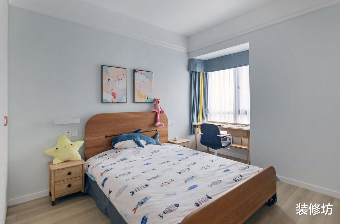 游戏设计者的家，经过改造49平的卧室里，也有了读书的空间