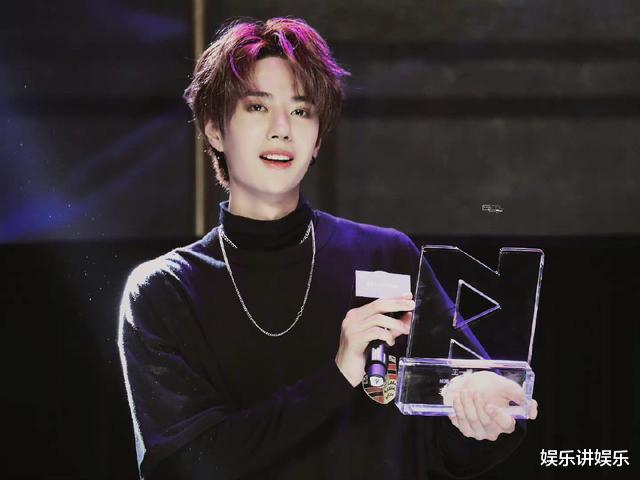 王一博|见明星有多简单？王一博北京街头被偶遇，携友游玩，却没“武装”