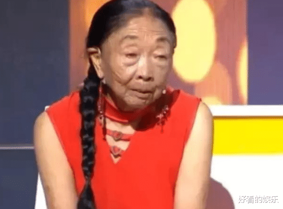 马玉琴夫妇去亲戚家蹭饭,俩人霸占一盘子肘子,网友:真自私