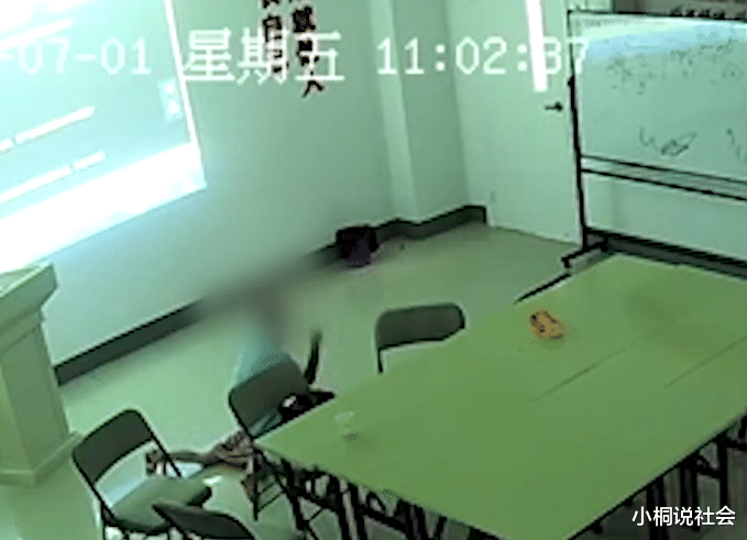 广西10岁男孩暴打4岁女童3分钟,致其左手骨折,警方:双方已和解