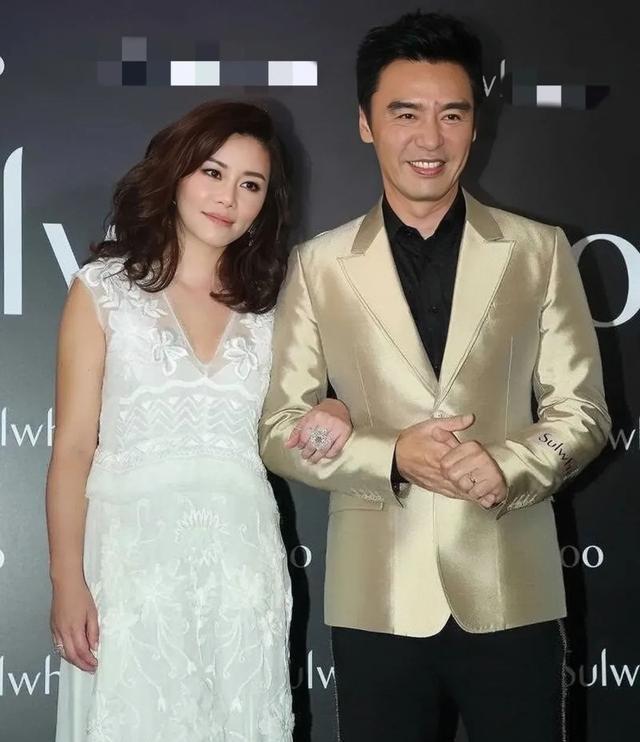 苗侨伟|7位港圈男神的妻子,苗侨伟妻子素颜自然,吕良伟夫妻像同龄人