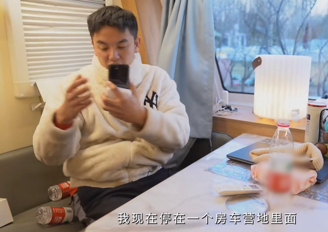 32岁北漂男星摆地摊卖衣服,均价不超20元,拿几十元现金满脸笑容