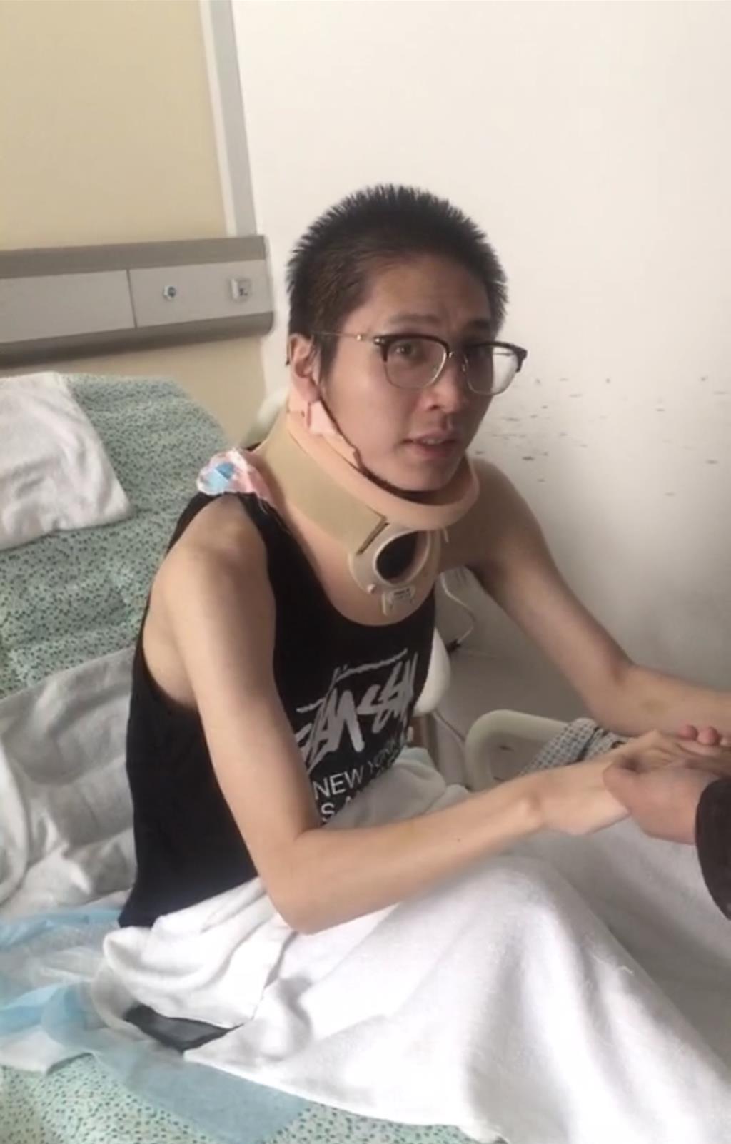 椒江90后的年轻人,在后座睡着了,醒来的时候,已经躺在了医院里