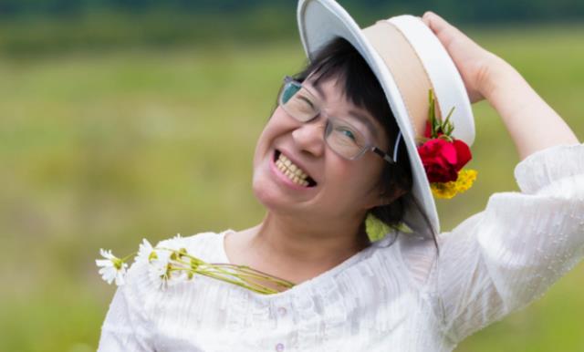 余秀华|余秀华回应被作协开除，直言被开也无所谓，骂粉丝是“屁人”