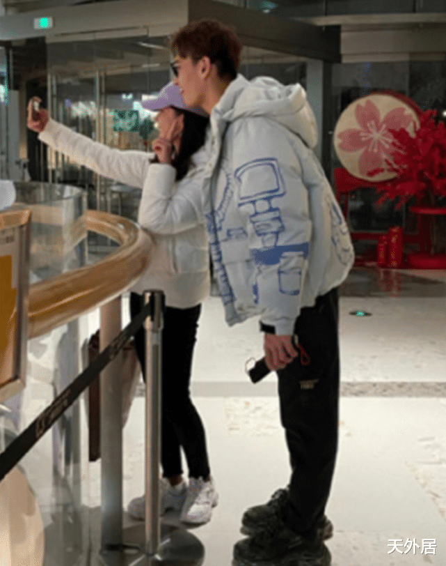 |徐嘉余前女友登上热搜！网友还有猛料：亲眼见到他的第三位女友