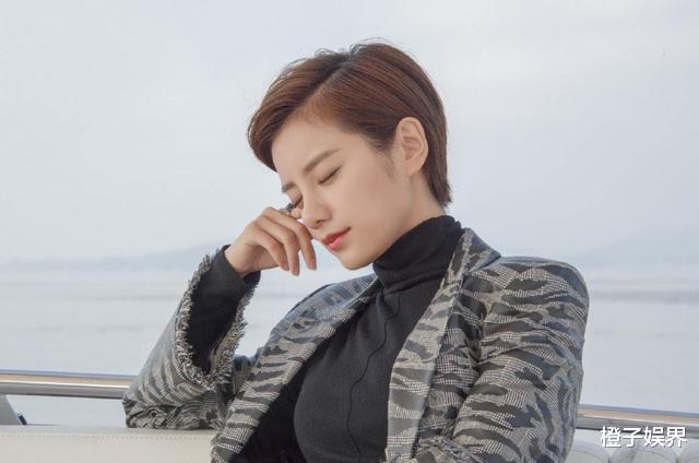 张国立|因现场失误,漏穿一件衣服,一旁的张国立楞是60分钟没转头