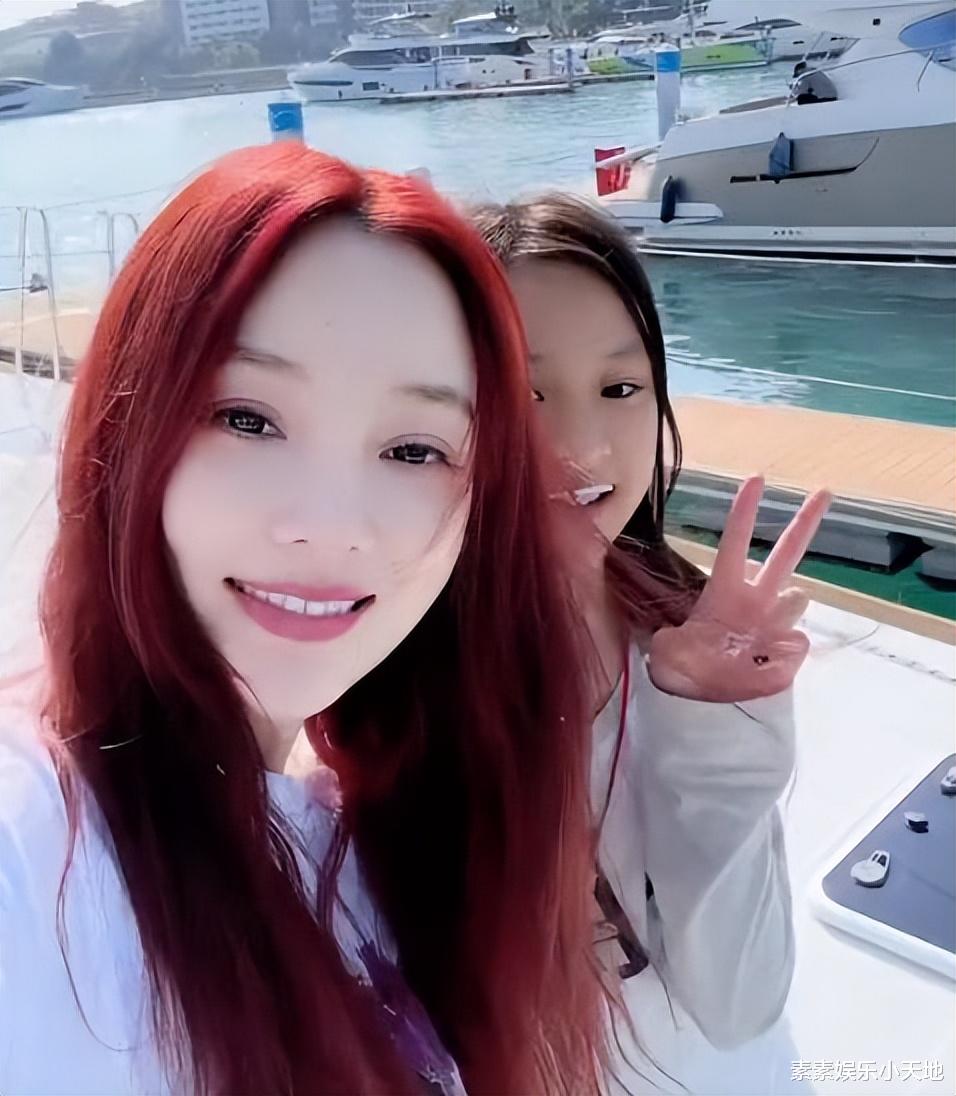 李小璐|10岁甜馨在三亚游玩，站在游艇上自拍，李小璐打扮超年轻
