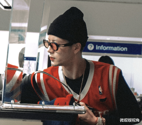 王嘉尔|王嘉尔球衣现身机场，网友：路人都觉得很帅的程度