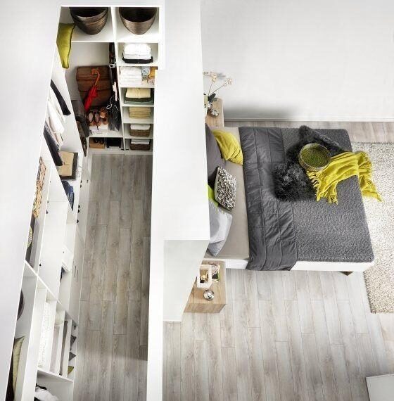 床靠墙的做法早过时了,我家直接后移70cm,做成这样超级好用