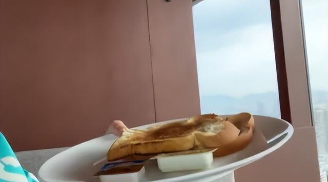 万梓良|64岁万梓良晒出隔离近照，吃两片糊面包坦言“奢华”，遭网友吐槽