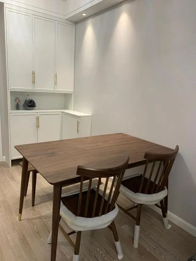 最顶层新房,地面铺木地板,客厅不做电视墙,颜值高,很舒适!