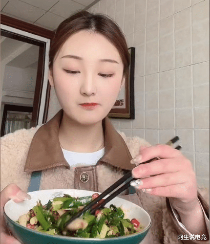 陈亚男|陈亚男更新视频，心疼路边买菜阿姨买光所有蔬菜，细节却经不起推敲