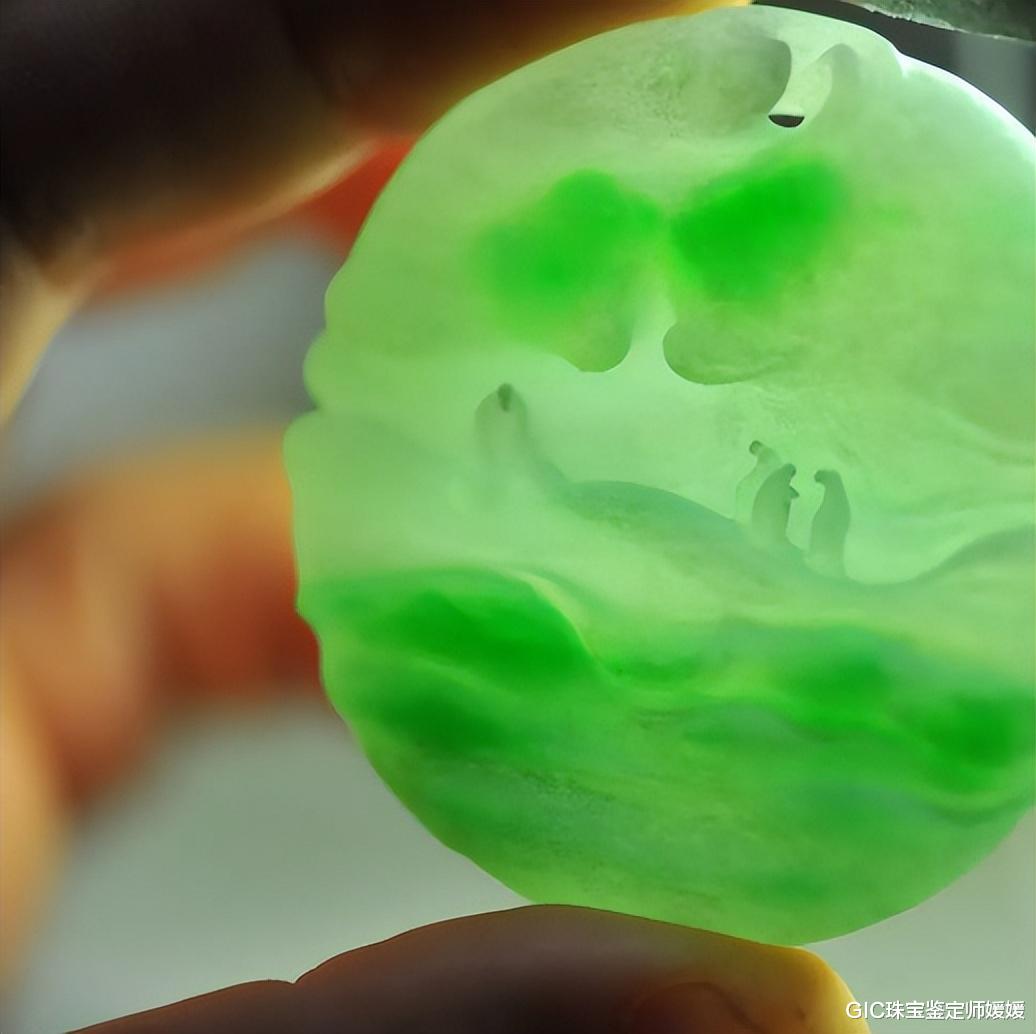 翡翠|翡翠中手镯价格最高，原因如下，切下手镯后的镯芯同样价值不低！