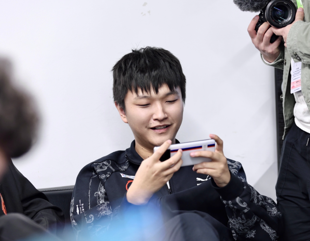 猫神|AG猫神下播后还在看比赛复盘，职业态度没得黑，难怪能打11届