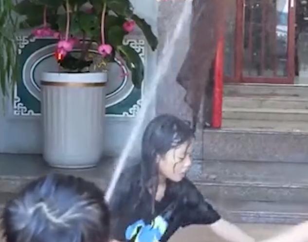 广东一男子将客厅注满水,供4名小孩冲浪不亦乐乎,奶奶带头冲水