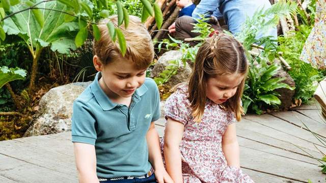夏洛|6岁的夏洛特像一枚小变色龙！人前文静大方，人后鬼马精灵，萌翻了