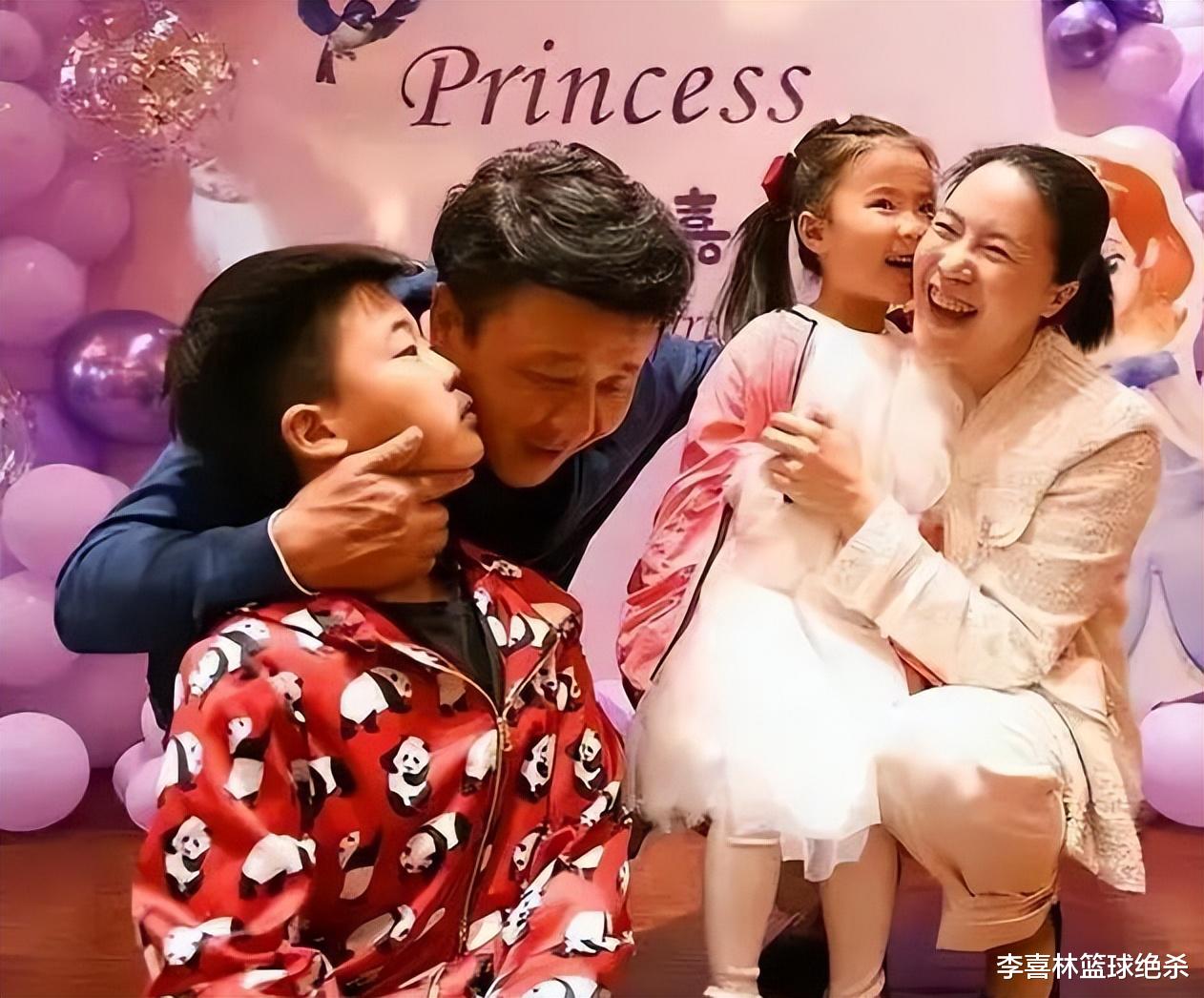 王楠|王楠结婚14周年！巨富老公调侃儿女：当年你俩没参加我很生气