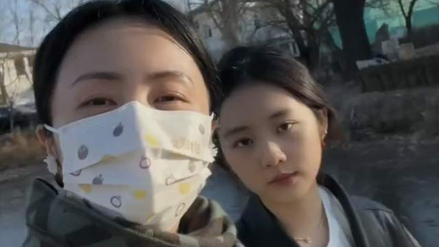 程潇|孙莉疑怀四胎带仨娃踏冰！16岁多多美出新高度，儿子眉眼像极黄磊