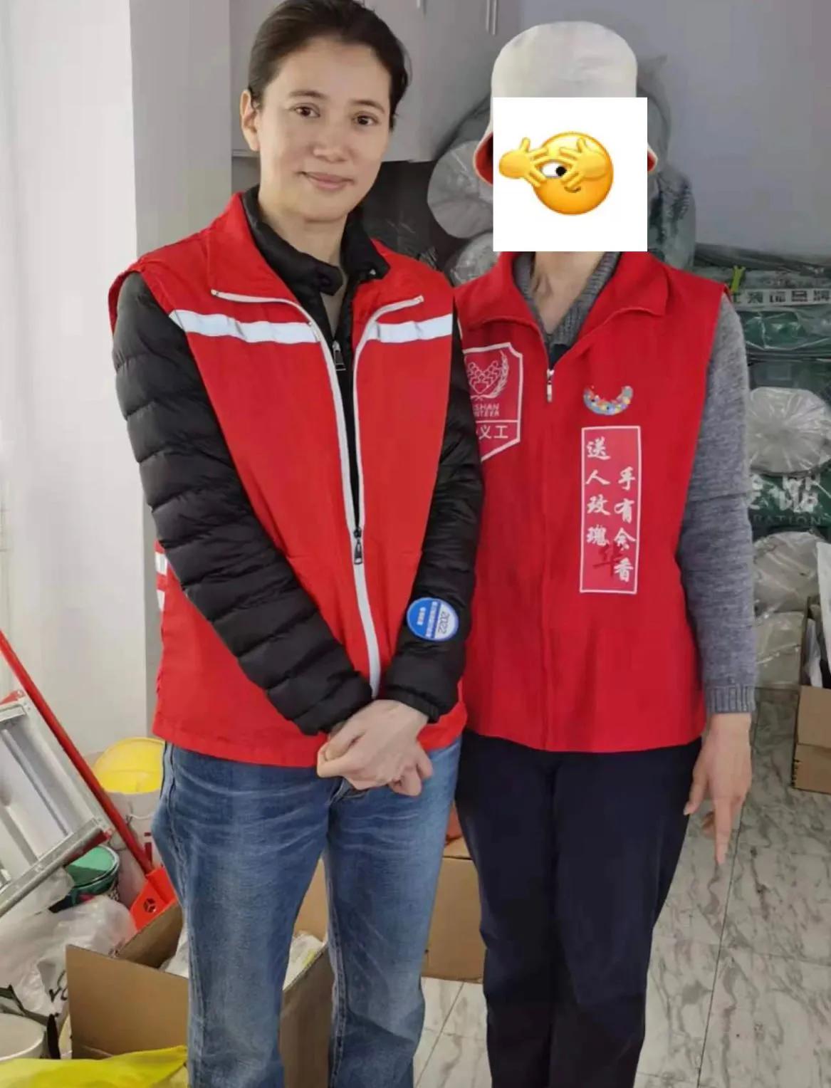 袁咏仪|袁咏仪在街头做防疫志愿者，打扮低调朴素难掩好气质，亲和力满分