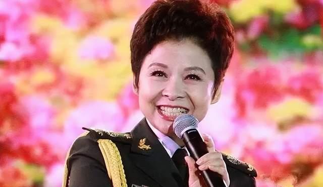 付笛生|董文华60岁庆生照曝光,碎花衬衫配珍珠项链,付笛生夫妇到场祝贺