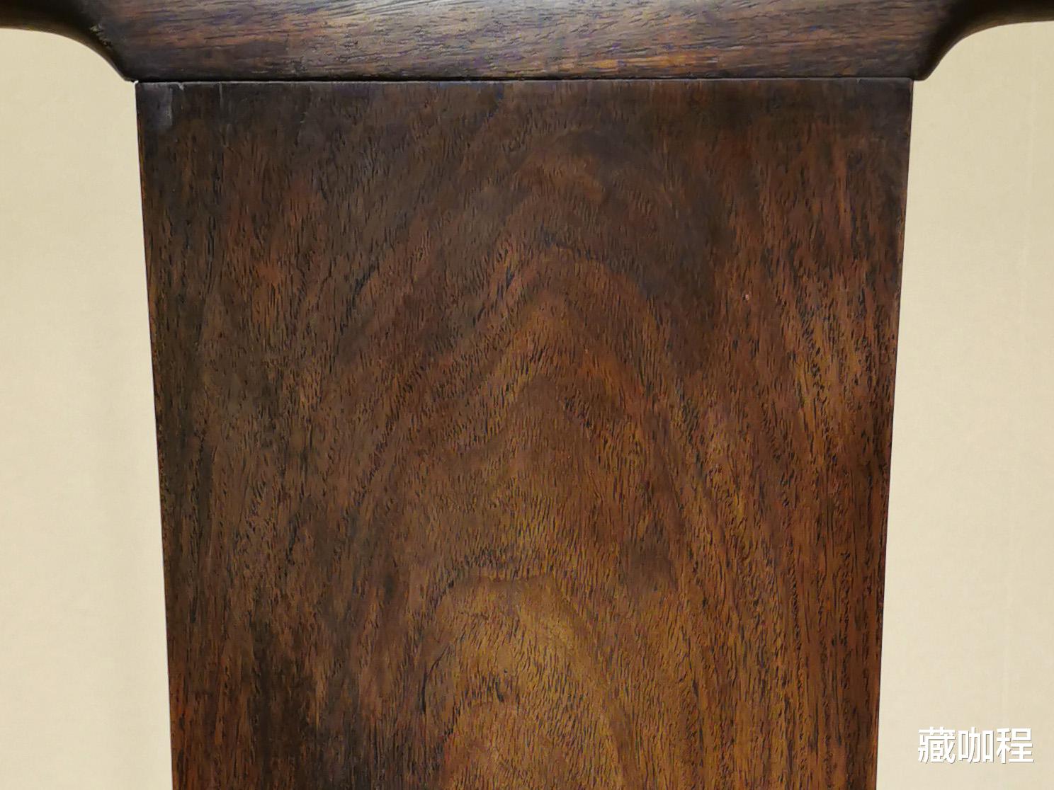 |质感、纹理皆典型,黄花梨四出头椅棕眼开裂