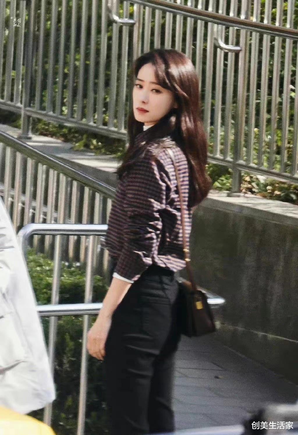 张小斐|张小斐复刻《交换人生》同款包,穿黑色羽绒服配长裤,自带高级感