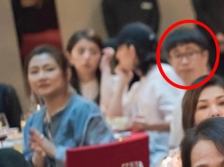 Selina|任家萱与小7岁男友约会！手臂烧伤疤痕明显，两人无名指婚戒抢眼