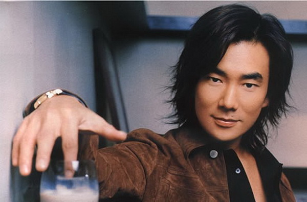 张信哲|同为90年代歌王，52岁的张信哲男神范儿十足，而他却尽显苍老