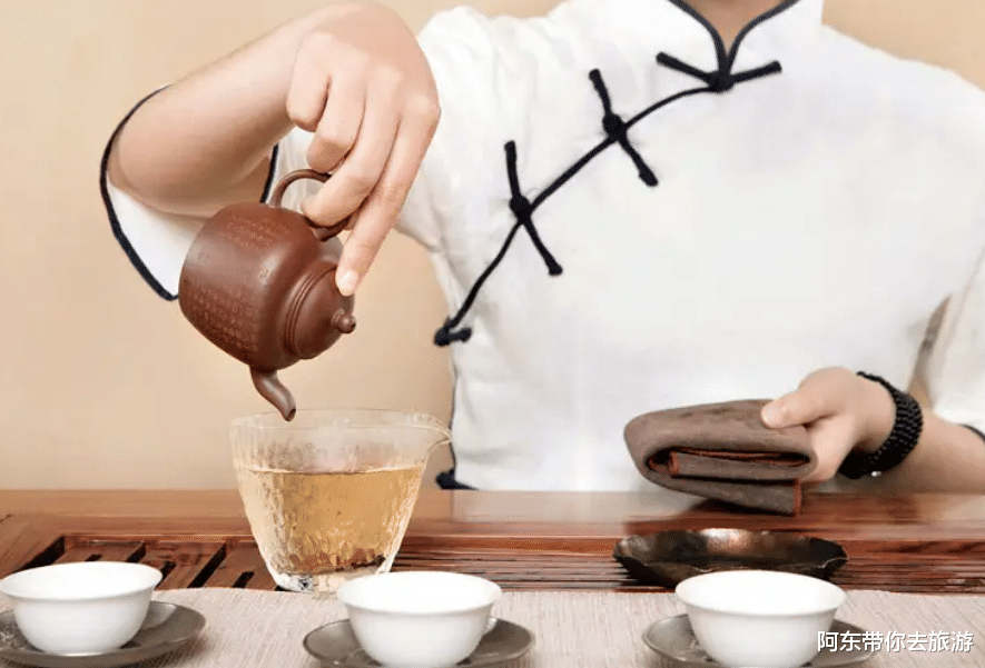 云南|大山深处的“云南第一村”冰岛村，人口不到300人，有6万株古茶树