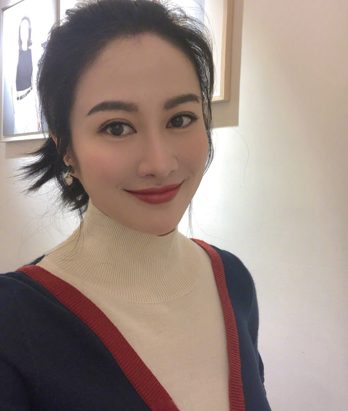 叶璇|叶璇晒美照心情好，照片和本人差异太大，网友：我的海棠去哪了？