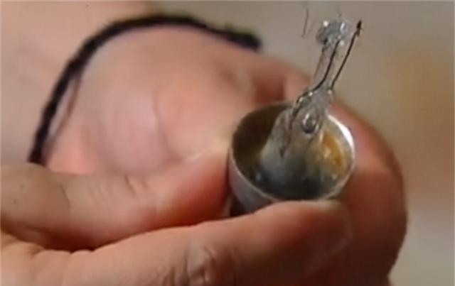 丈夫去世待火化,隔天却穿着寿衣坐在客厅,妻子:不敢跟他一起住