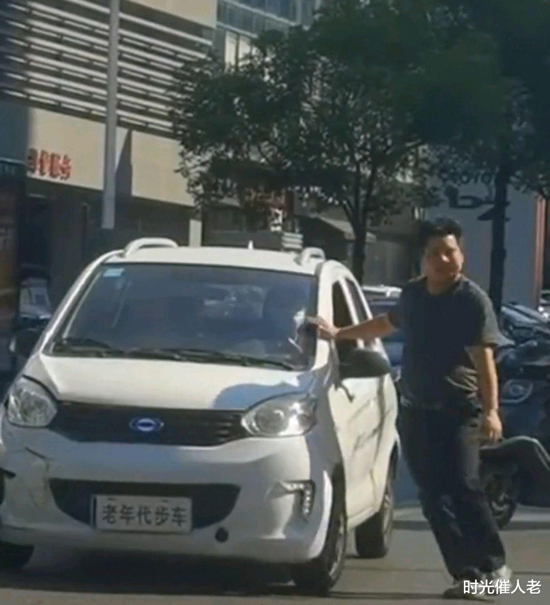 湖南:老年代步车追尾轿车后逃逸,网友:老人家不容易不能放过他