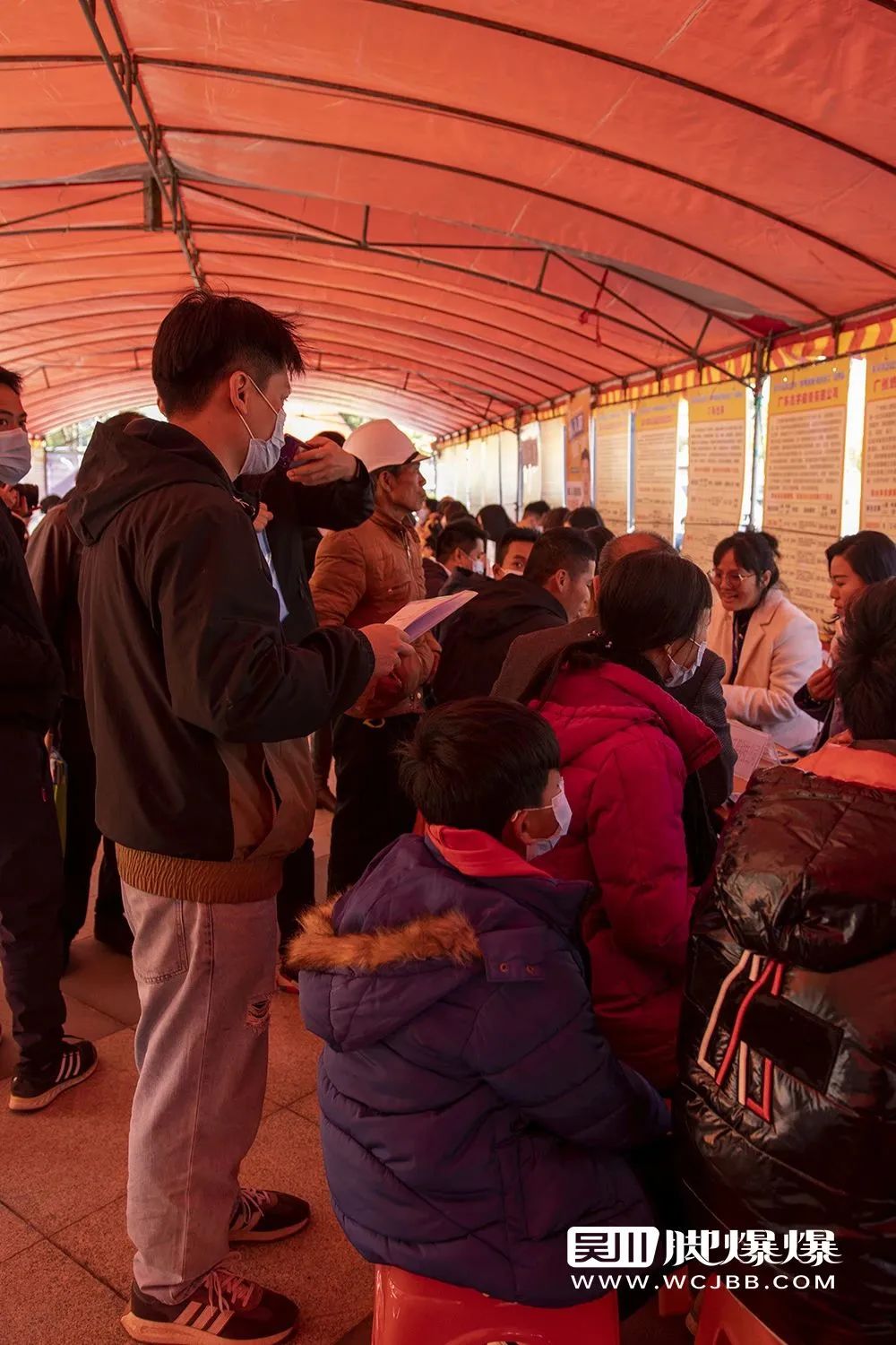 招聘|【多图】直拍!吴川市2023年“南粤春暖、稳岗留工”招聘会首日,现场人头涌动