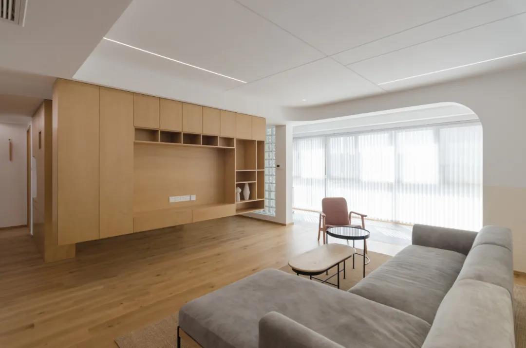 拒绝“模板化”装修,她坚持全屋大白墙+原木色,温暖治愈不俗气