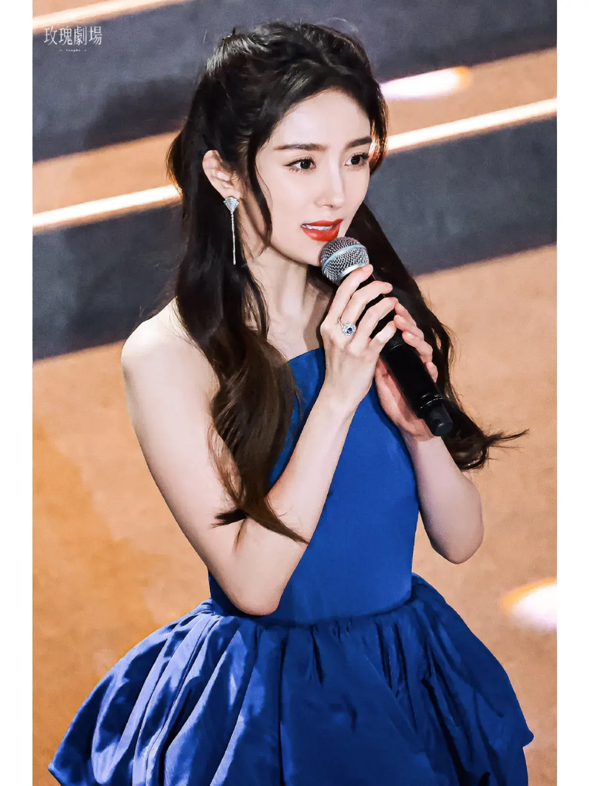 赵丽颖|赵丽颖、杨幂同时亮相百花迎春晚会上演红蓝CP