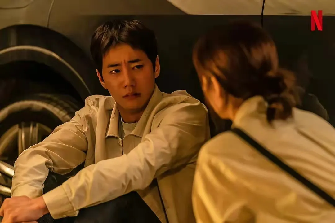 宁德|Netflix《解禁男女》谁能拒绝“狗狗”男友?猎奇视角看爱的三角理论