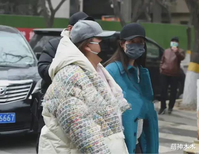 张小斐|春晚私服比拼:赵丽颖千元夹克可爱减龄,张小斐万元大衣输给宋茜