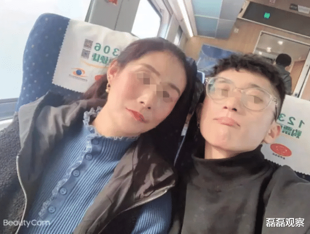 2021年,父亲烧死母亲,儿子将父亲告上法庭:求判死刑,怕他报复