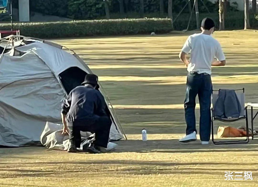 宋威龙|井柏然宋威龙公园露营被偶遇,相对而坐打王者,声称白纸上不签名