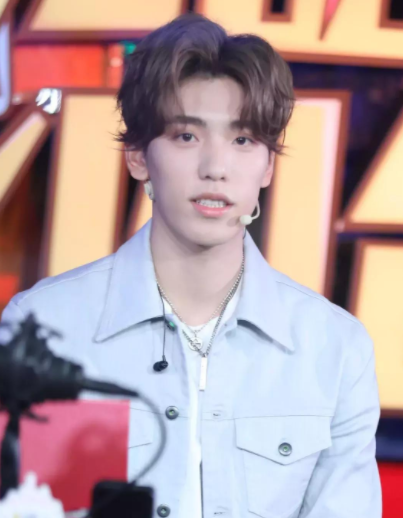 赵露思|明明长了一张相似的脸,一个帅一个“土”,颜值差距太大了