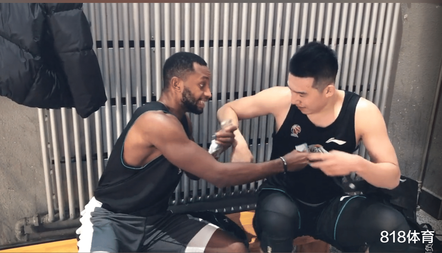 付豪|笑喷! 弗格中圈投篮输付豪100元巨款, 拿出一沓零钱, 付豪拒收: 假钱!
