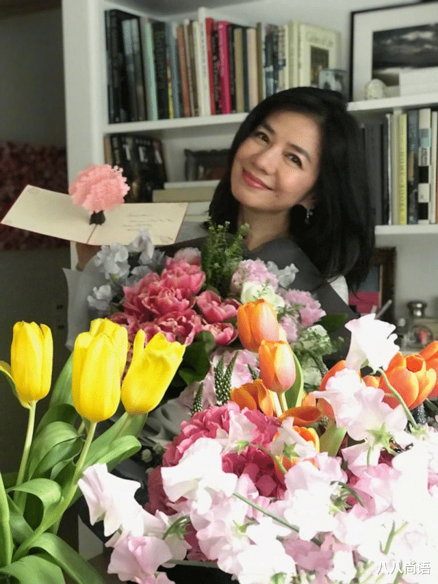 钟楚红|62岁钟楚红晒庆生照,皮肤紧致无皱纹,丧夫后始终不愿再找另一半